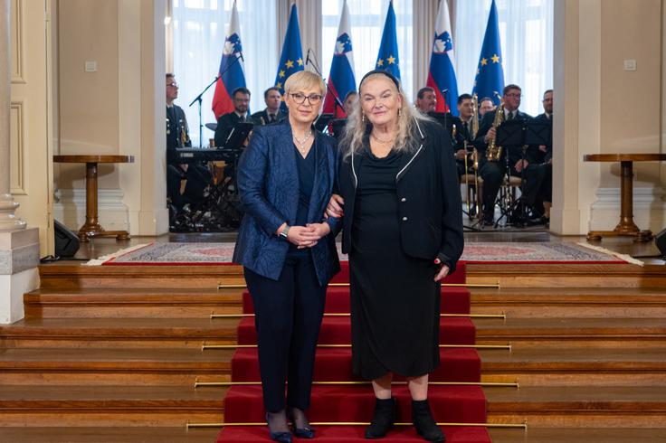 V nagovoru je predsednica republike opozorila na pomen slovenske popevke, ki, kot je dejala, "ni le glasbena zvrst, temveč je del narodne identitete, zvočni arhiv našega kolektivnega spomina in ena najžlahtnejših oblik umetniškega izraza v slovenskem jeziku". | Foto: STA