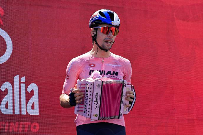 Primož Roglič, Giro 2025 | Primož Roglič v osmi etapi letošnjega Gira spet kolesari v rožnati majici vodilnega na dirki. | Foto Guliverimage