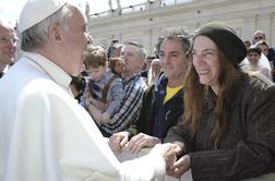 Papež Frančišek povabil boginjo punka, naj nastopi v Vatikanu