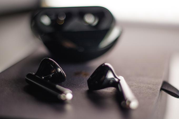 Huawei se je za to serijo odločil uporabiti gladke slušalke. Zaradi takšne oblike niso primerne za šport, saj bodo med tekom padle iz ušes. | Foto: 