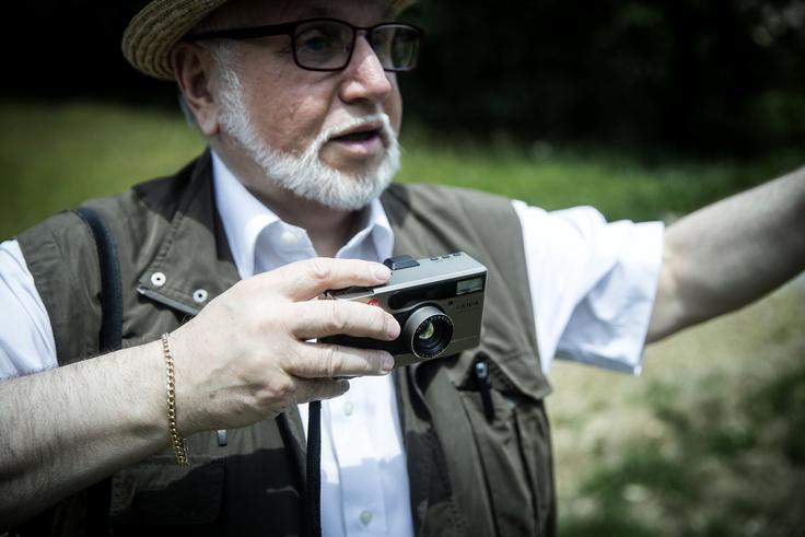 Obvezna oprema v Bavčarjevi torbi je tudi fotoaparat legendarne znamke Leica. | Foto: Ana Kovač