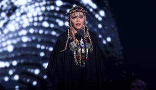 Madonna zaradi hudih bolečin odpovedala koncerte #video