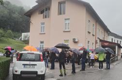 Še ena dolga vrsta čakajočih pacientov. Tokrat v tem kraju.