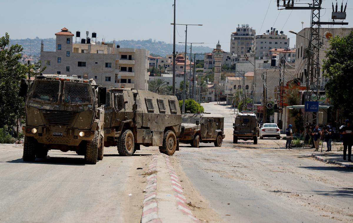 Tulkarem, Zahodni breg |  Izraelska vojska trdi, da je v kraju izvedla protiteroristično operacijo. "Med operacijo so izbruhnili nasilni izgredi, v katerih so teroristi metali kamenje v vojake, ki so se nato odzvali z ognjem," je dodala. | Foto Reuters