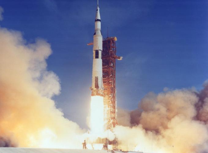 16. julij 1969: raketa Saturn V je v vesolje odpeljala Neila Armstronga, Buzza Aldrina in Michaela Collinsa. Do danes Saturn V ostaja edina nosilna raketa, ki je astronavte odpeljala dlje kot le do nizke Zemljine orbite. | Foto: Reuters