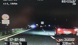 S ferrarijem divjal po avtocesti