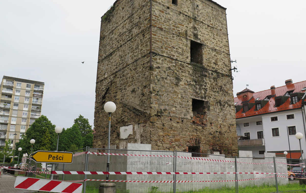 Čeligijev stolp Maribor mesto | Stabilnost stolpa s tem po ocenah zavoda ni bila ogrožena, saj so zidovi stolpa precej debeli, v zgornjih etažah pa so tudi horizontalno povezani s kovinskimi nateznimi vezmi. Te bo sicer potrebno obnoviti ali nadomestiti z novimi, zakritimi. | Foto STA