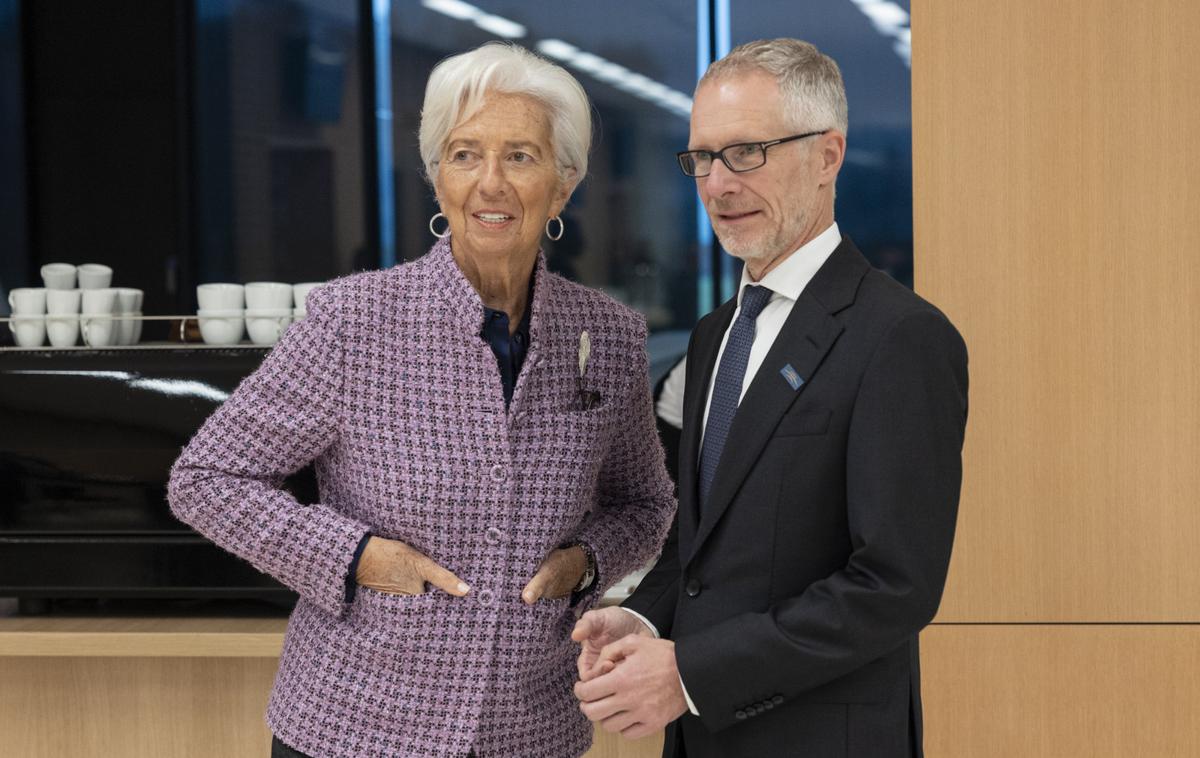 Christine Lagarde, predsednica Evropske centralne banke, Boštjan Vasle, guverner Banke Slovenije | Predsednica Evropske centralne banke Christine Lagarde je srebrno broško nosila tudi v četrtek na seji sveta Evropske centralne banke (ECB) na Brdu pri Kranju. (Na fotografiji ob boku guvernerja Banke Slovenije Boštjana Vasleta.) | Foto Bor Slana/STA