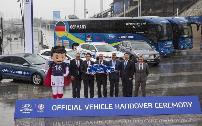 Hyundai je skupaj s Kio uradni dobavitelj avtomobilov za evropsko prvenstvo v nogometu. Sodelujoče reprezentance se vozijo tudi v korejskih avtobusih. (foto: Hyundai) | Foto: 