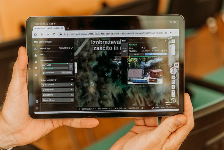 S pomočjo novega brezpilotnega letalnika bodo lahko gasilci učinkovito analizirali teren, dodana programska oprema pa jim bo omogočila ogled z varne razdalje, saj bodo dron lahko upravljali neposredno iz centra kriznega štaba. | Foto: 