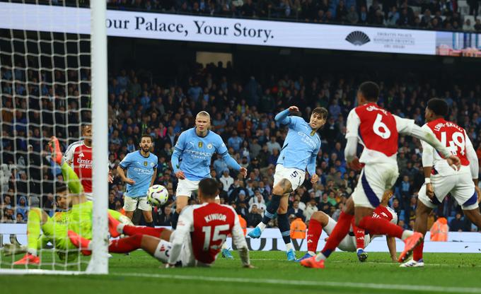  John Stones je v sodnikovem dodatku zadel za remi na derbiju med Cityjem in Arsenalom. | Foto: Reuters