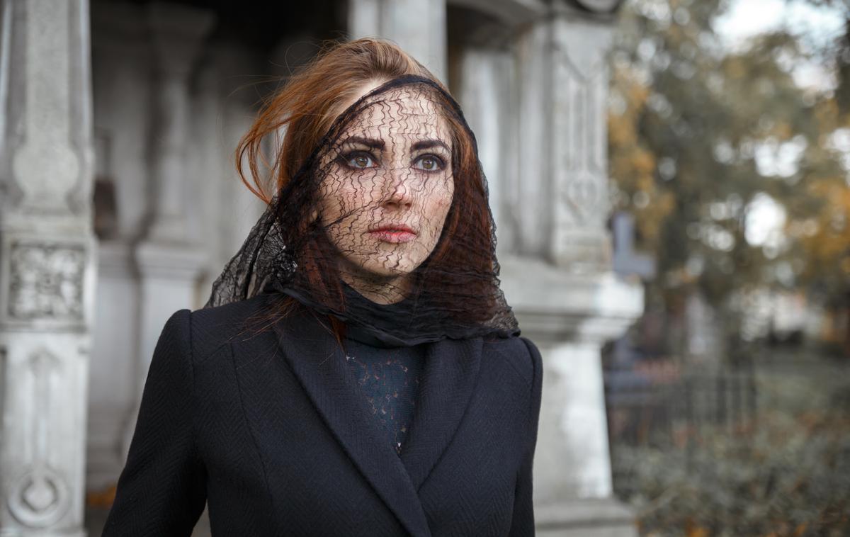 Vdova | Po smrti moža lahko vdova pravico do pokojnine izgubi – če otrok ni več v šoli, pomoč države usahne. | Foto Shutterstock