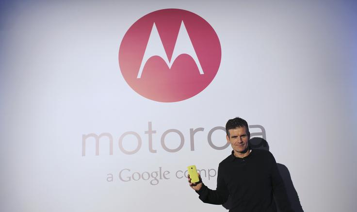 Z nakupom Motorole Google ni naredil praktično nič, saj njenega znanja ni nikoli združil s svojim oddelkom, ki razvija operacijski sistem Android. Motorola je nove telefone še naprej izdajala pod svojo znamko (na fotografiji), Google pa je medtem sodeloval z drugimi proizvajalci, kot sta južnokorejski LG in kitajski Huawei. | Foto: Reuters
