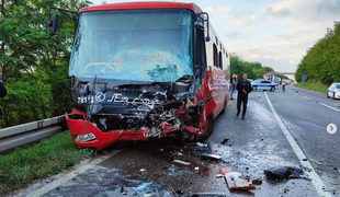 V hudem trčenju avtobusa in osebnega vozila ena oseba umrla, več kot trideset je poškodovanih 