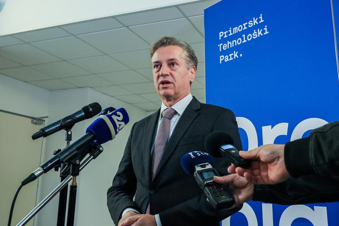 Robert Golob | "Namen razpisa je, da vsakomur omogočimo brezplačen dostop do vseh orodij umetne inteligence," je v izjavi ob robu obiska vlade v goriški regiji povedal Golob. | Foto STA