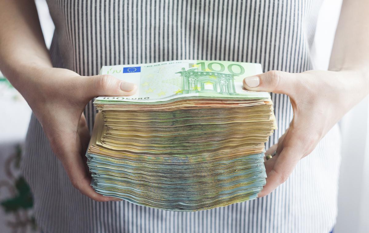 denar bankovci evro evri | Denar prihaja v banke hitreje, kot jim ga uspe naprej posojati, zato so nekatere nemške banke prenehale sprejemati denarne depozite občanov. | Foto Getty Images