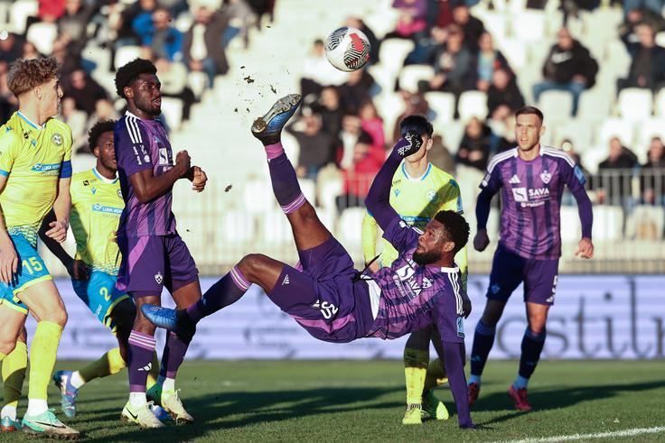 Ganec Benjamin Tetteh je na svoji peti tekmi za Maribor zabil drugi gol, in to kar s škarjicami. | Foto: Aleš Fevžer