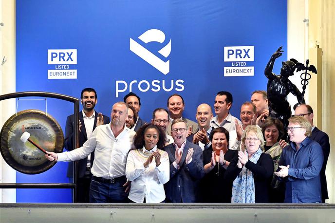 Prosus | Včerajšnja slovesnost ob uvrstitvi podjetja Prosus na amsterdamsko borzo. Mož, ki udarja po gongu, je Bob van Dijk, direktor Prosusa in njegove krovne družbe Naspers. | Foto Reuters