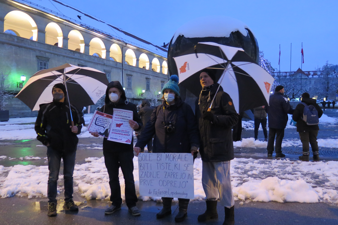 Na Trgu svobode v Mariboru se je popoldne zbralo okoli 50 ljudi, med njimi več družin z otroki. | Foto: STA ,