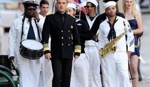 Robbie Williams kot kapitan ladje (video)