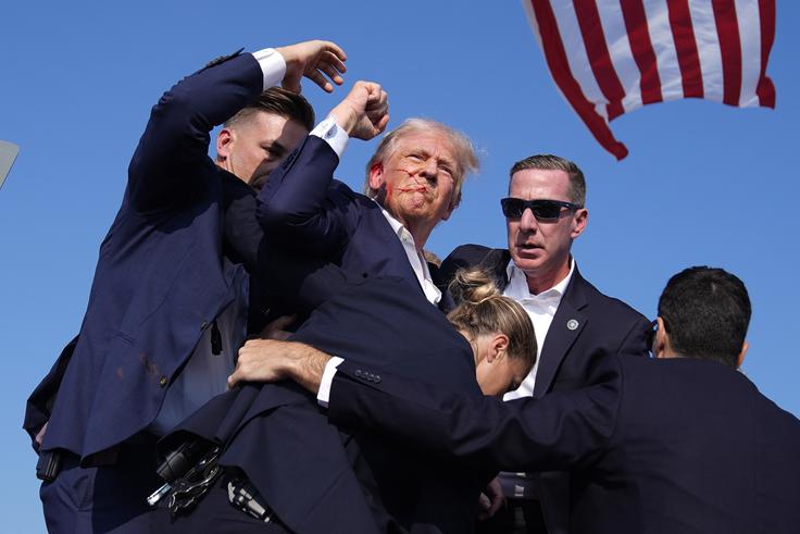Bojeviti Trump po poskusu atentata v mestu Butler v Pensilvaniji 13. julija 2024. | Foto: Guliverimage