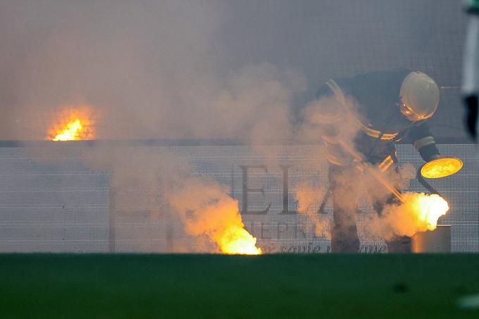 Pet minut pred koncem rednega dela je bil dvoboj za nekaj časa prekinjen. | Foto: Aleš Fevžer