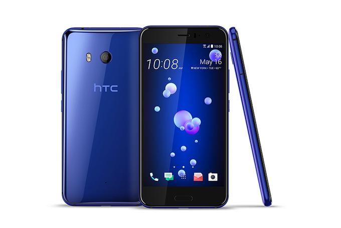 Pametni telefon HTC U11. Tajvansko podjetje letos še ni sledilo trendu, ki sta ga postavila Samsung in LG. Zaslon njunih prvakov Samsung Galaxy S8 in LG G6 prekriva skoraj vso sprednjo ploskev, pri HTC pa so obdržali klasično obliko z "več roba". Zaslon po diagonali sicer meri 14 centimetrov oziroma 5,5 palca, ločljivost pa je za premijski telefon klasična qHD (1.440 x 2.560 slikovnih pik). | Foto: HTC