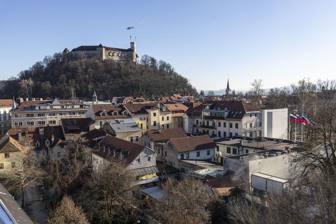 Rezidenca Knafelj, Knafljev prehod. Nepremičnine. Ljubljanski grad. | Letos bo po besedah direktorice zavoda Ljubljanski grad Mateje Avbelj Valentan del, ki bi motila obiskovalce, manj. Bolj intenzivno se bodo posvečali pripravi projektov za ureditev Grajske planote. | Foto Bojan Puhek