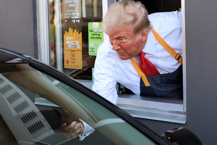 Donald Trump je v okviru predvolilne kampanje oblekel uniformo zaposlenega v podjetju s hitro prehrano McDonald's in stregel stranke na McDonald's drive. | Foto: Profimedia