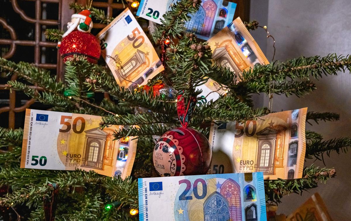Božičnica | "Zdi se, da je ta ukrep še eden ali morda zadnji v nizu socialnih potez, s katerimi premier zaokrožuje socialno noto – ob trajni oskrbi, pokojninski, plačni, zdravstveni in stanovanjski reformi je zdaj tu še božičnica," pove Uhan. | Foto Shutterstock