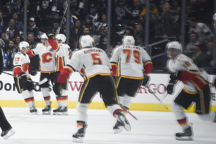 Veselje hokejistov Calgaryja po zmagovitem zadetku v dvorani Staples Centre. | Foto: Reuters