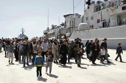 V italijanska pristanišča prispelo več kot 2000 migrantov