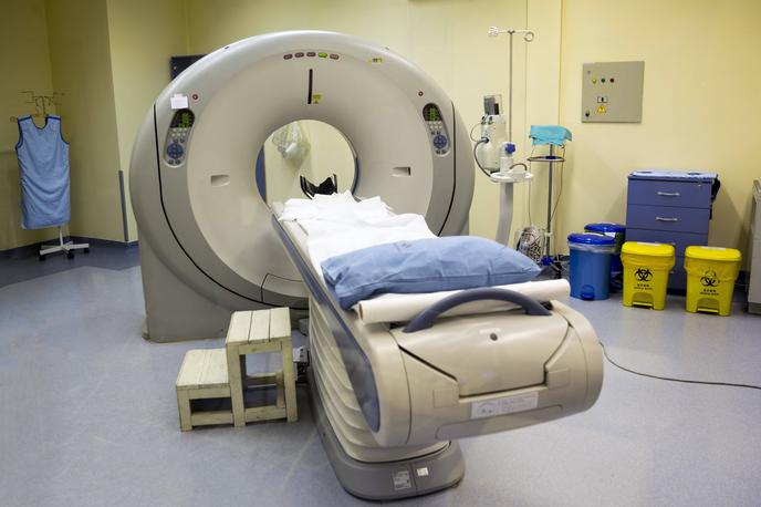 MRI | Pacienti morajo sicer pred slikanjem z MRI ali približevanjem napravi odstraniti kovinske predmete in se preobleči, saj predmeti, ki jih magnetno polje privlači z izjemno silo, lahko povzročijo poškodbe skenerja in tudi pacienta ali zdravstvenih delavcev.   | Foto Guliverimage