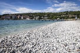 Plaža Portorož. Nasipavanje proda na obali morja.