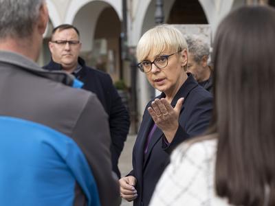 Romski predstavniki obljubili Pirc Musarjevi prizadevanja za prekinitev nasilja in redno obiskovanje pouka