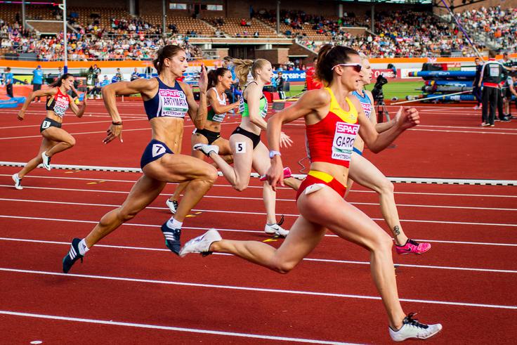 Maja Mihalinec (številka 5) je na evropskem prvenstvu osvojila 10. mesto v teku na 200 metrov. Danes jo čaka še nastop v teku na 100 metrov. Kar precej naporen urnik. | Foto: Peter Kastelic