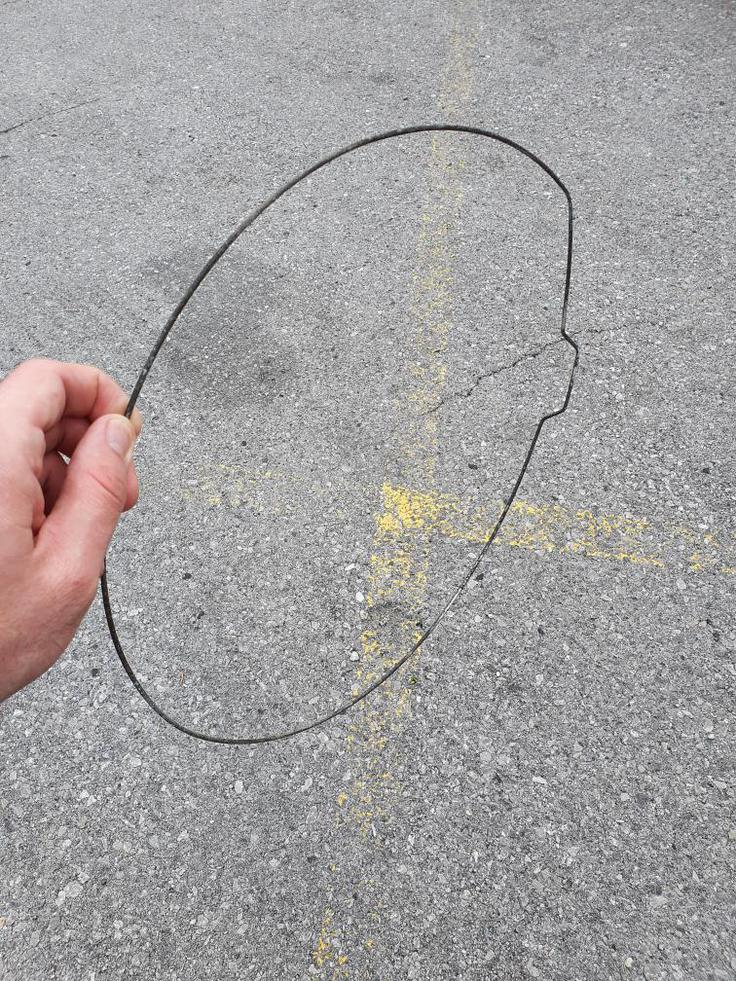 Žica, zaradi katere je Bečan na šestem kilometru in pol doživel bližnje srečanje z asfaltom.   | Foto: Uroš Bitenc