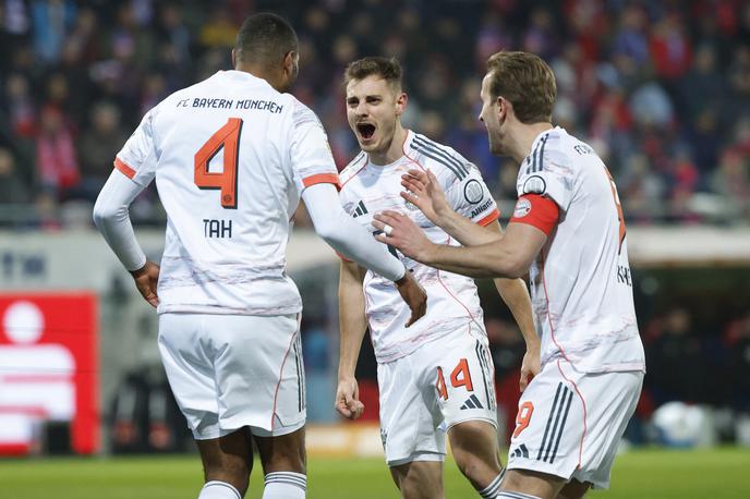 Josip Stanišić | Bayern je v vodstvo v zadnji tekmi leta popeljal Hrvat Josip Stanišić. | Foto Reuters