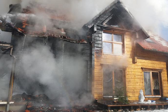 Požar v Bovcu | Požar je hišo tako uničil, da je neprimerna za bivanje. | Foto Občinski štab CZ Bovec