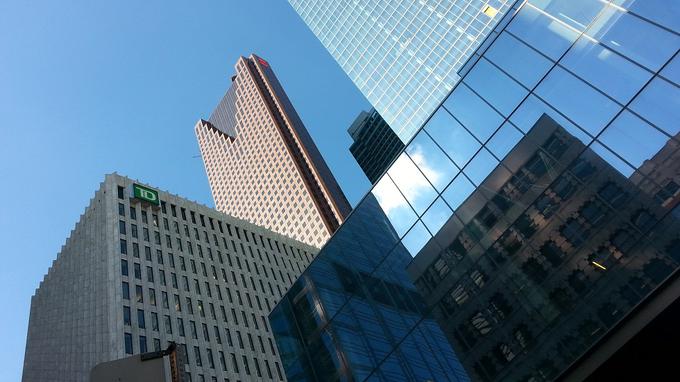 Sedež druge največje kanadske banke TD Canada Trust v centru Toronta, ki se uvršča na drugo mesto med tako imenovanimi Big Five bankami v Kanadi: z agresivno strategijo v zadnjih letih pridobiva vedno večji tržni delež in vse bolj napada tudi bančni trg v ZDA.  | Foto: 