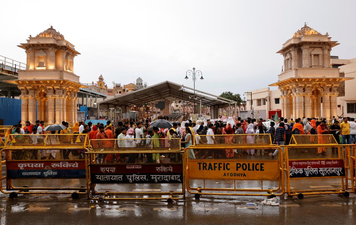 Stampedo | Predstavniki oblasti so sprva mislili, da je paniko med množico in posledično stampedo sprožil močan peščeni vihar, ki jo je zajel in zaslepil. Policija je kasneje potrdila, da se je stampedo začel, ko so verniki začeli slediti guruju Bholeju Babi, ki ima v rodni zvezni državi Uttar Pradesh veliko vernikov, drugje pa ni znan. | Foto Reuters