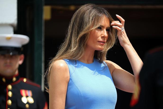 Melania Trump se je glede poročanja revije Suzy poravnala z družbo Delo