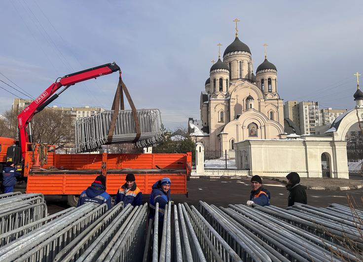 Priprave na pogrebno slovesnost.  | Foto: Reuters