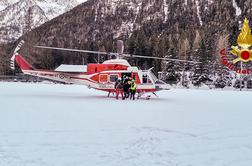 Panika na smučišču: trije poškodovani, okoli sto ljudi obtičalo na višini 2.800 metrov