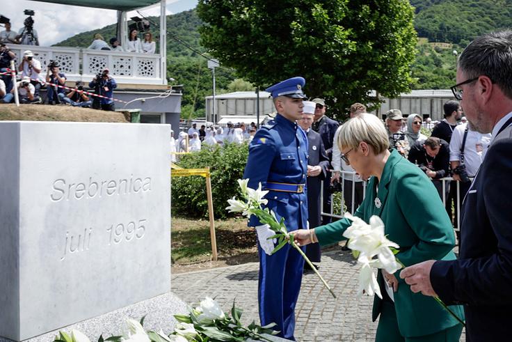 Predsednica republike Nataša Pirc Musar se je danes v spominskem centru v Potočarih udeležila komemoracije ob 30. obletnici genocida v Srebrenici.  | Foto: STA