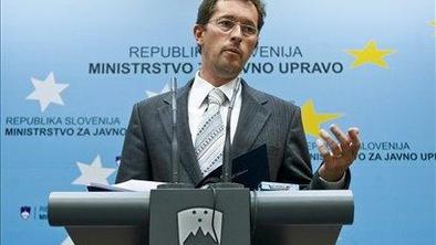 Leto 2008: Javni sektor septembra vstopil v nov plačni sistem