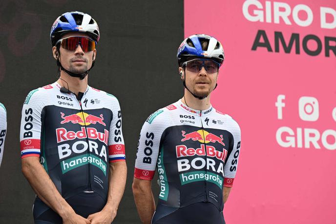 Giro 6. etapa Primož Roglič Jan Tratnik | Primož Roglič se je izognil padcu, na tleh je bil Jan Tratnik. | Foto Guliverimage
