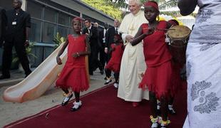 Papež z mašo končuje obisk v Beninu