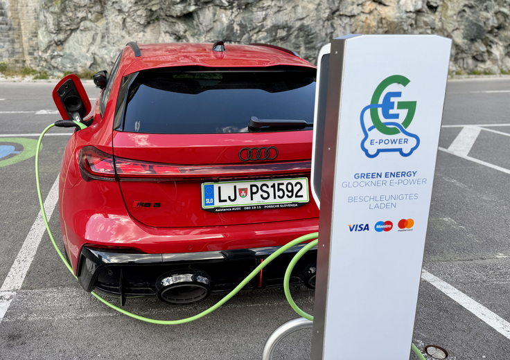 Električne polnilnice na višini slovenske Kredarice | Foto: Gregor Pavšič