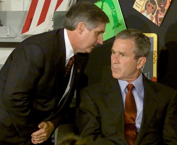 Ameriški predsednik v času napadov na New York in Pentagon je bil republikanec George Bush mlajši. Ta je kmalu sprožil tako imenovano vojno proti terorizmu oziroma vojno proti terorju. Del te vojne sta napad in zasedba Afganistana leta 2001 ter napad in zasedba Iraka leta 2003, pa tudi boj proti Al Kaidi v Jemnu in Islamski državi v Siriji ter Iraku. Na fotografiji: član osebja v Beli hiši Andrew Card, ki predsednika Busha mlajšega obvešča o terorističnem napadu na newyorška dvojčka. | Foto: Reuters